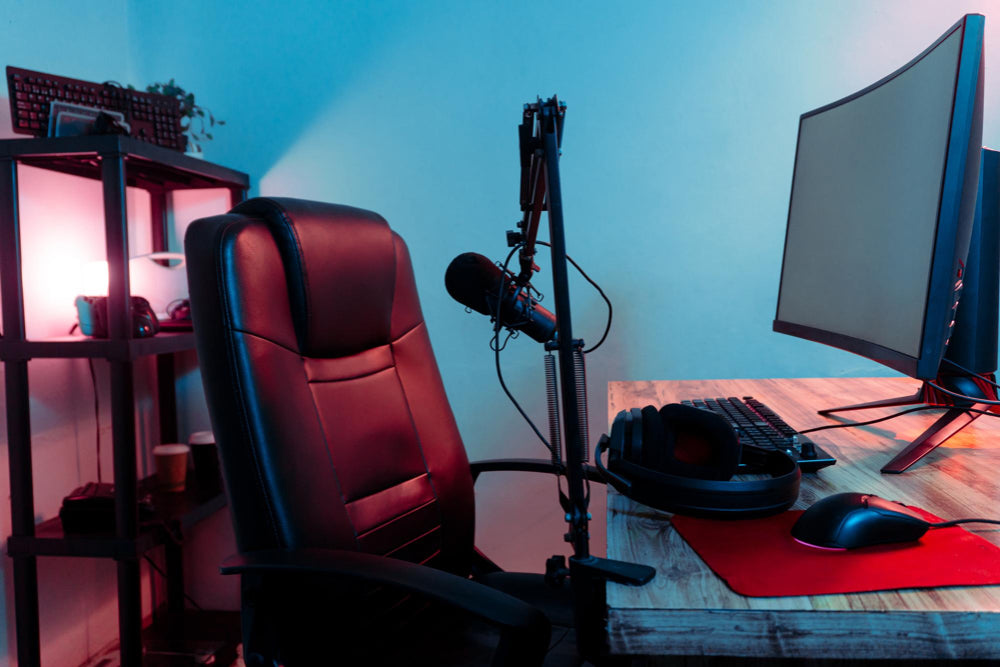 een gaming setup met een microfoon, muis en draagbare monitor 