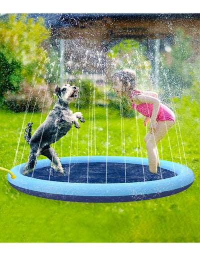 kind en honden spelen op waterspeelmat
