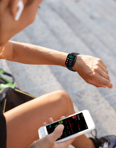 smartwatch in gebruik met stappenteller en app tijdens sporten